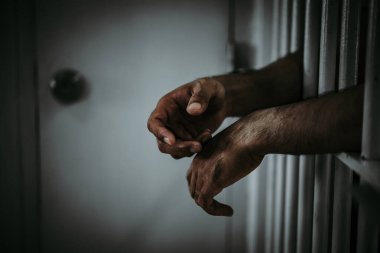Demir hapishaneyi, esir konseptini, Tayland halkını yakalamak isteyen adamların elleri, özgür olmayı umuyoruz..
