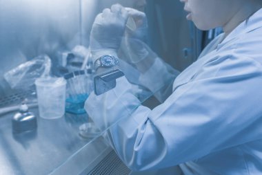 Laboratuvarda çalışan Asyalı bilim adamı, ürün deneyi yaparken, araştırmacılar deneyin sonuçlarını bulmak için analiz ettiler..