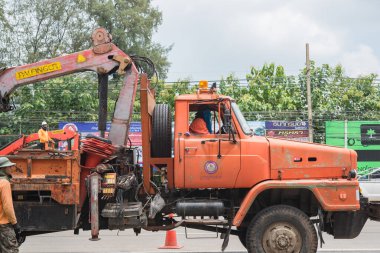 Nakhonratchasima, Tayland 25 Eylül: Elektrikçiler yüksek voltaj direğindeki birine yardım etmek için kontrol vincine sahipler. 25 Eylül 2016 'da Tayland' ın Nakhonratchasima kentinde