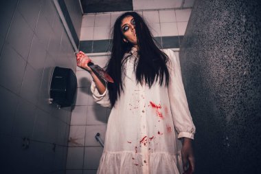 Asyalı kadın portresi hayalet yüzü, korku sahnesi, korkunç arka plan, Cadılar Bayramı posteri.
