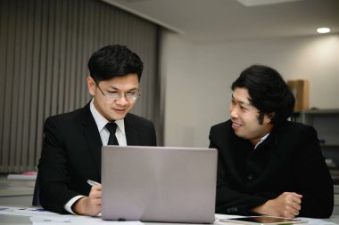 İki Asyalı iş adamı başarı konsepti, Tayland çalışanı işten memnun.