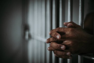 Demir hapishaneyi, esir konseptini, Tayland halkını yakalamak isteyen adamların elleri, özgür olmayı umuyoruz..