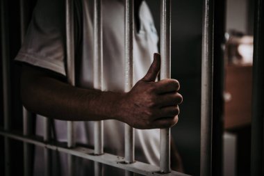 Demir hapishaneyi, esir konseptini, Tayland halkını yakalamak için çırpınan adamın elleri..
