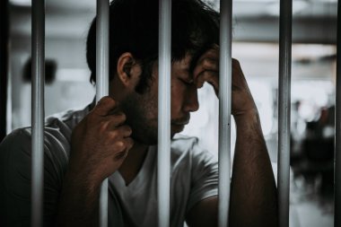 Demir hapishaneyi, esir konseptini, Tayland halkını yakalamak isteyen adamların elleri, özgür olmayı umuyoruz..