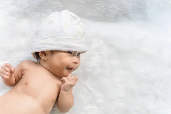 Primo Piano Asiatico Bambino Sdraiato Sul Tappeto Lana — Foto Stock