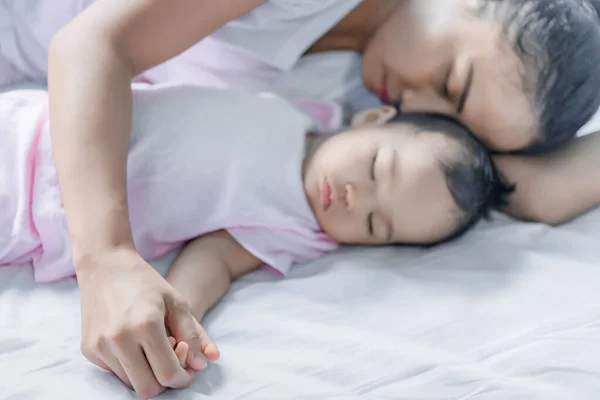 아시아인 아기와 엄마가 침대에서 사람들은 긴장을 — 스톡 사진