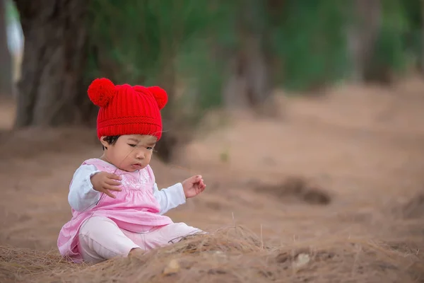 Retrato Linda Niña Asiática Bosque Concepto Estilo Invierno — Foto de Stock