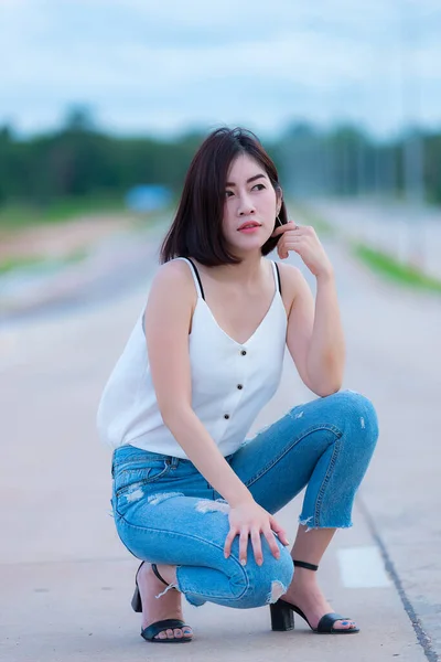 Porträt Der Schönen Asiatischen Frau Goldhaar Freien Glückliche Frau Konzept — Stockfoto