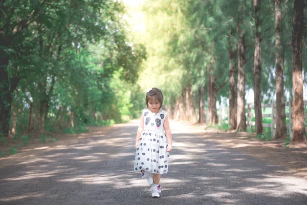 Zbliżenie Touchy Little Cute Girl Drodze Okolicznych Sosen Jasne Światło — Zdjęcie stockowe