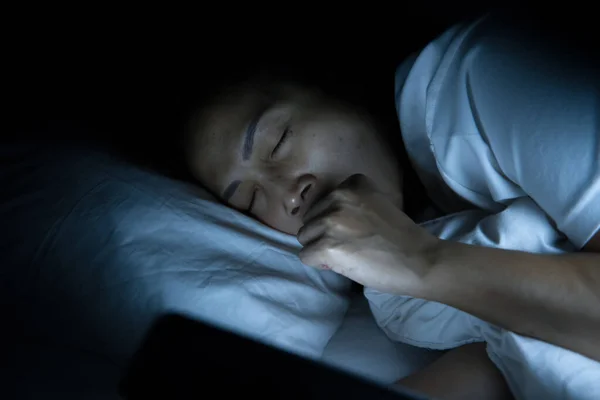 Wanita Asia Bermain Smartphone Tempat Tidur Malam Hari Orang Thailand — Stok Foto