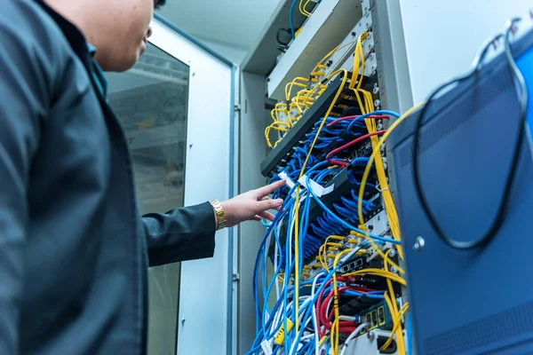 Engineer Toolboxs Come Server Room Work Check Problem Network Repair — Stock Photo, Image