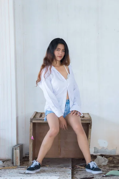 泰国古建筑中穿着白衬衫的性感亚洲女人的画像 — 图库照片