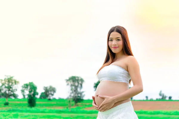 Portret Młodej Kobiety Ciąży Świeżym Powietrzu — Zdjęcie stockowe