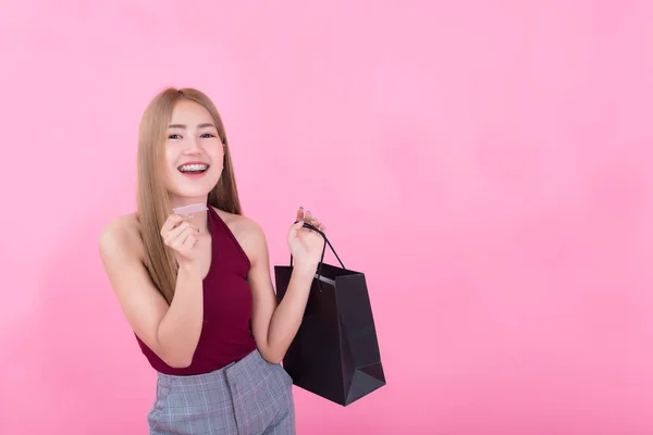 Mulher Asiática Bonita Com Saco Compras Cartão Crédito Mão Fundo — Fotografia de Stock