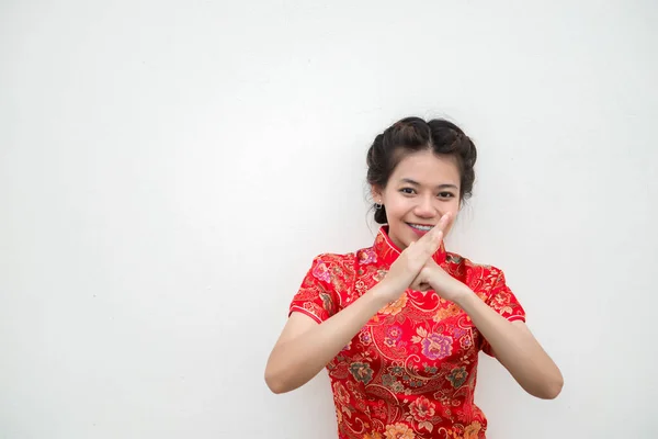 赤いドレスでアジアの女性の肖像 幸せな中国の新年の概念 — ストック写真