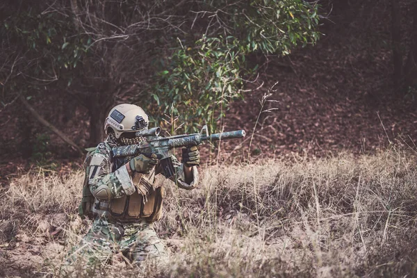 Camuflagem Militar Para Encontrar Oportunidades Para Atirar Inimigos Grama Conceito — Fotografia de Stock