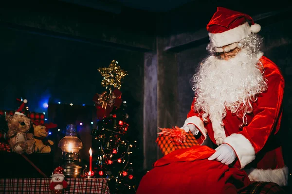 Santa Claus Sosteniendo Caja Regalo Saco Rojo Abierto Para Mirar —  Fotos de Stock