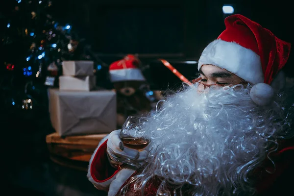 Πορτρέτο Του Happy Santa Ρήτρα Ποτό Ουίσκι Καλά Χριστούγεννα Έννοια — Φωτογραφία Αρχείου