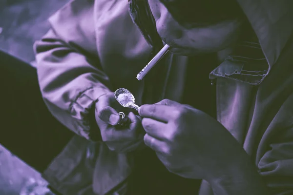 Aziatische Mannen Zijn Drugsverslaafden Zelf Heroïne Hun Aderen Injecteren — Stockfoto