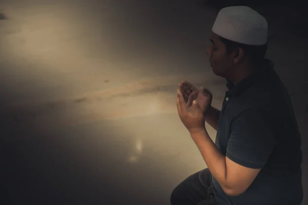 Young Asian Muslim Man Praying Sunset Ramadan Festival Concept — ストック写真