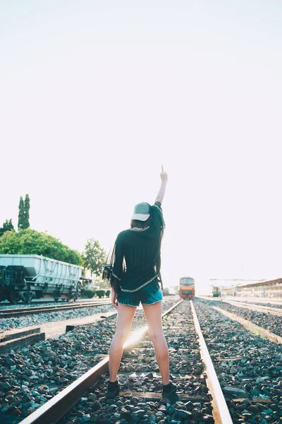 ヒップスター女の子感じ悲しいショー中指で鉄道の方法で夜日本語トーン ヴィンテージスタイル ダークトン パステル 穀物効果とフィルムスタイル — ストック写真