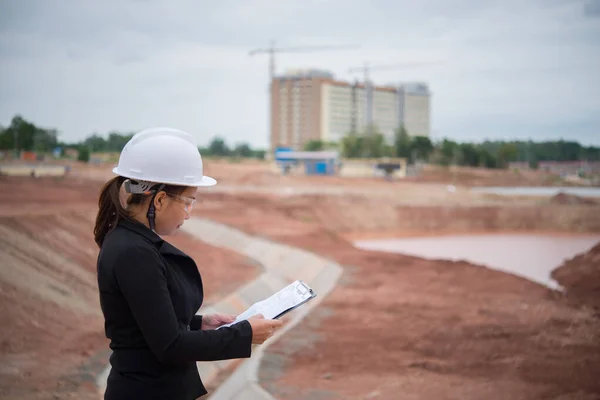 Mulher Engenheira Que Trabalha Local Ponte Construção — Fotografia de Stock