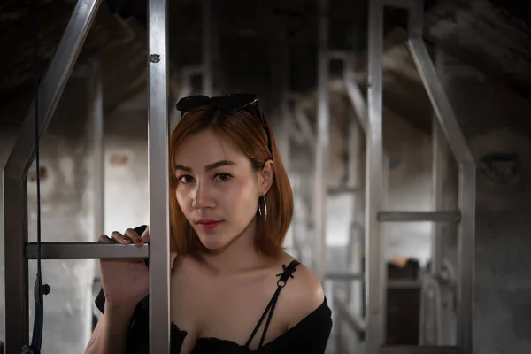 Retrato Asiático Con Vestido Cuero Negro Estilo Punk Tren Tailandia —  Fotos de Stock