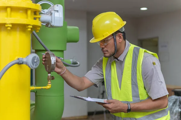 Ingeniero Asiático Con Gafas Que Trabajan Sala Calderas Comprobación Mantenimiento —  Fotos de Stock