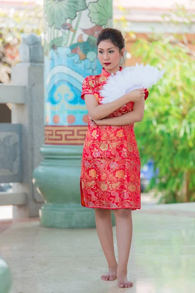 Retrato Hermosa Mujer Asiática Vestido Cheongsam Tailandia Personas Concepto Feliz — Foto de Stock