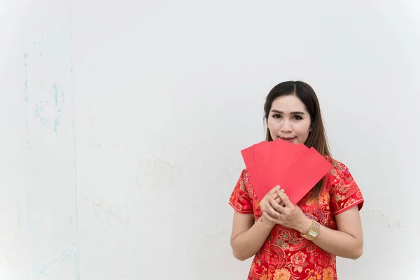 Feliz Año Nuevo Chino Retrato Mujer Asiática Tiene Sobre Rojo —  Fotos de Stock
