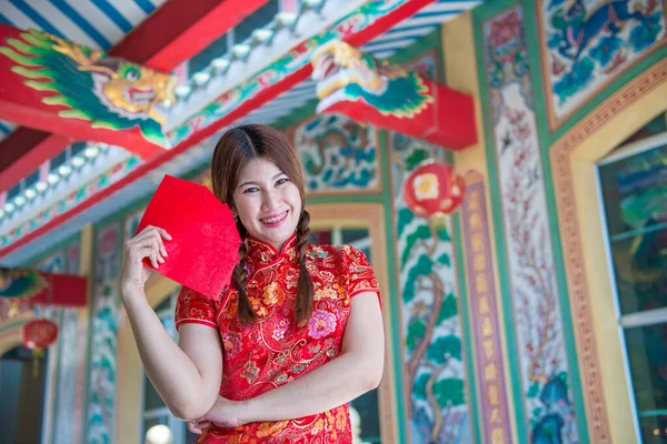 Портрет Красивої Азійської Жінки Чонссам Сукня Червоним Конвертом Руці Таїланд — стокове фото