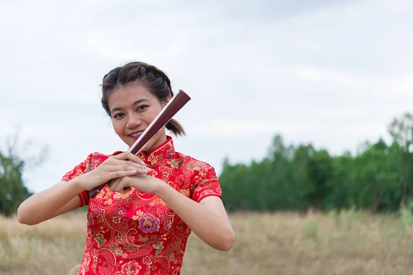 Asiatin Posiert Feld Mit Fächer Der Hand Glückliches Chinesisches Neujahrskonzept — Stockfoto