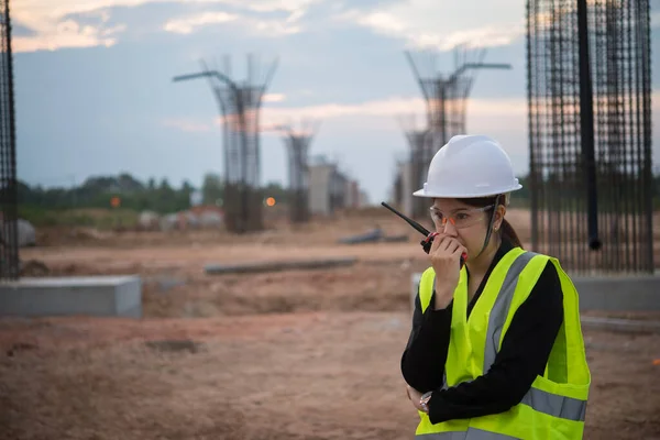 Ingeniør Kvinde Der Arbejder Stedet Broen Opførelse - Stock-foto