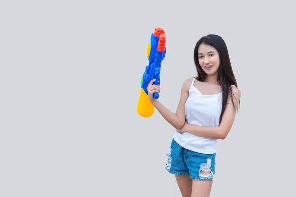 Mulher Asiática Com Arma Água Mão Sobre Fundo Branco Festival — Fotografia de Stock
