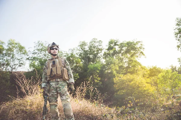 Κοντινό Πλάνο Ασιάτης Στρατιώτης Όπλα Στο Χέρι Στο Δάσος Προετοιμαστείτε — Φωτογραφία Αρχείου