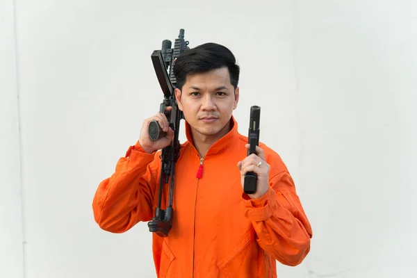 Bandido Com Arma Mão Sobre Fundo Branco Pessoas Tailândia Conceito — Fotografia de Stock