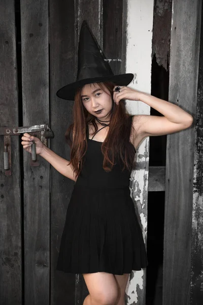 Asiatische Schöne Frau Trägt Schwarzes Kleid Mit Hexenhut Halloween Konzept — Stockfoto