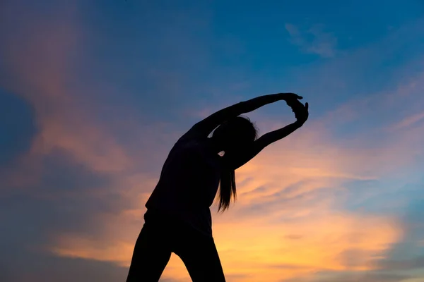 Silueta Mujer Forma Jugar Yoga Puesta Del Sol — Foto de Stock