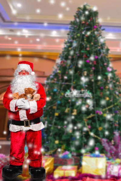 Mikulás Claus Holding Teddy Gyerekeknek Boldog Karácsonyt Koncepció — Stock Fotó
