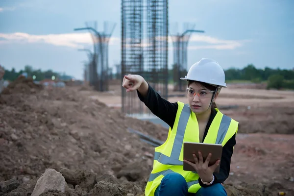 Ingenieurin Arbeitet Baustelle Der Bau Befindlichen Brücke — Stockfoto