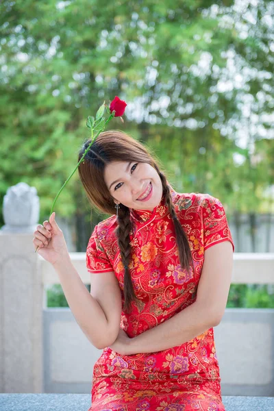 Πορτρέτο Της Όμορφης Γυναίκας Στην Ασία Cheongsam Φόρεμα Κόκκινο Τριαντάφυλλο — Φωτογραφία Αρχείου