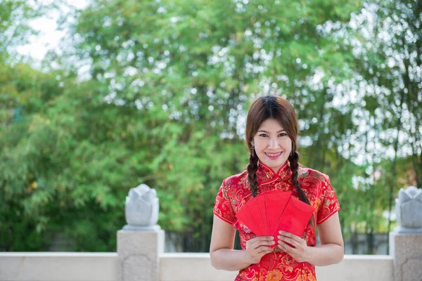 Cheongsam Elbiseli Güzel Asyalı Kadının Portresi Elinde Kırmızı Bir Zarf — Stok fotoğraf