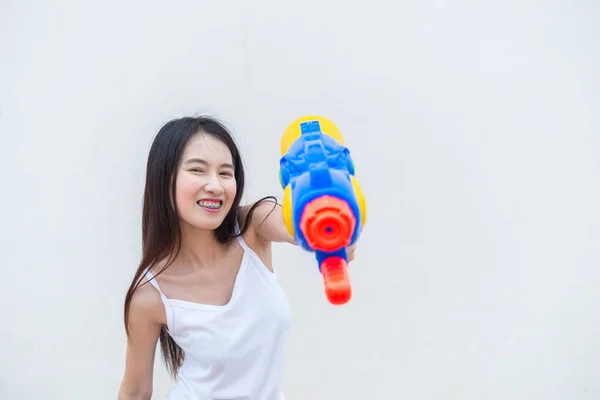 Beyaz Arka Planda Tabancası Olan Asyalı Kadın Tayland Şenlik Songkran — Stok fotoğraf