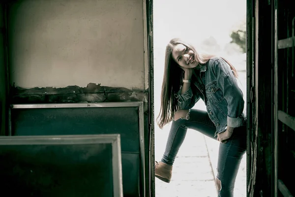 Uma Menina Bonita Com Cabelos Longos Camisa Branca Jeans Posa — Fotografia de Stock