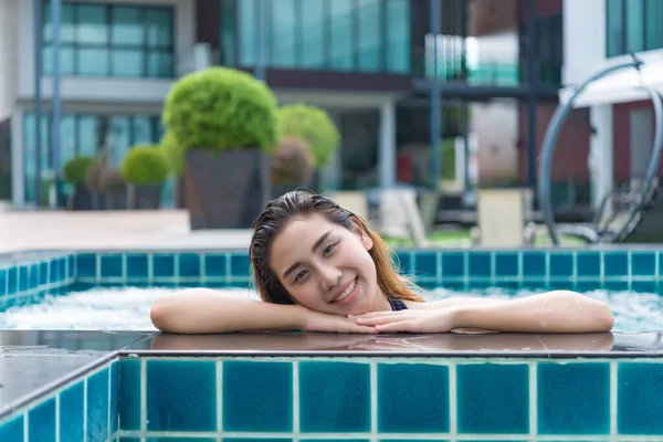 典型人物亚洲性感女子在游泳池游泳 放松时间 — 图库照片