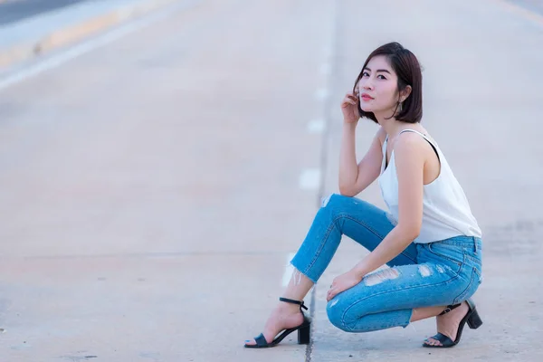 Retrato Bela Mulher Asiática Cabelo Dourado Livre Conceito Mulher Feliz — Fotografia de Stock