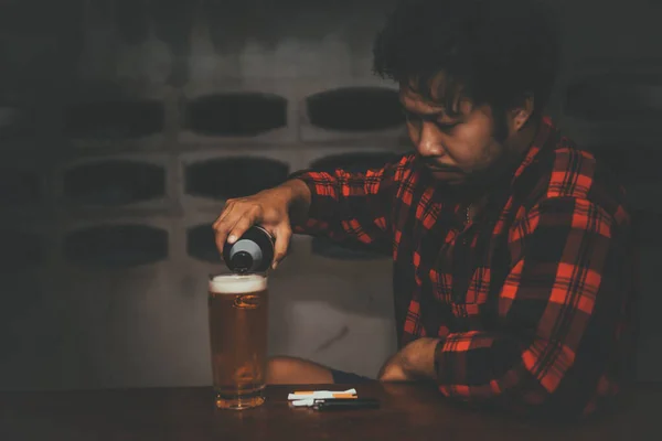 アジア人男性は夜に自宅で一人でウォッカを飲みます タイ人 ストレス男酔ってコンセプト — ストック写真