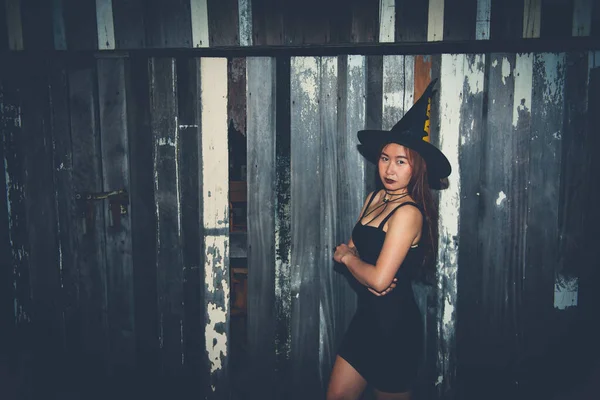 Asiatique Belle Femme Porter Robe Noire Avec Chapeau Sorcière Concept — Photo