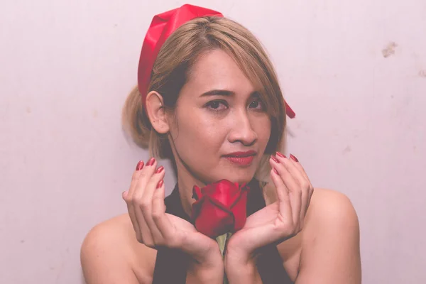 Asian Woman Red Rose Hand White Wall Background Selective Focus — Stock Photo, Image