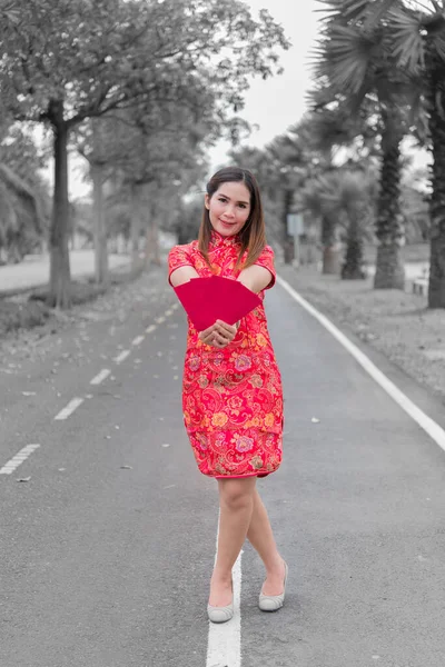 Gott Nytt Kinesiskt Asiatisk Kvinna Bär Traditionella Cheongsam Kläder Rött — Stockfoto